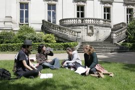 Institut de Touraine - Schüler lernen im Freien vor der Sprachschule